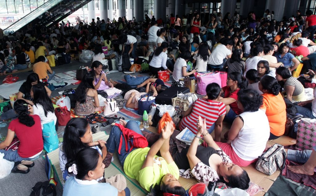 Thousands of Pinay