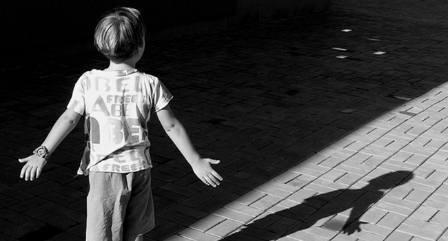 Shadow In Tagalog: English-Tagalog Translation of "Shadow"