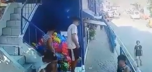 Irresponsible Teenagers Burn Balloons Sold by Poor Street Vendor (Video)