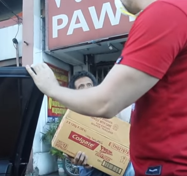 Vlogger Gives