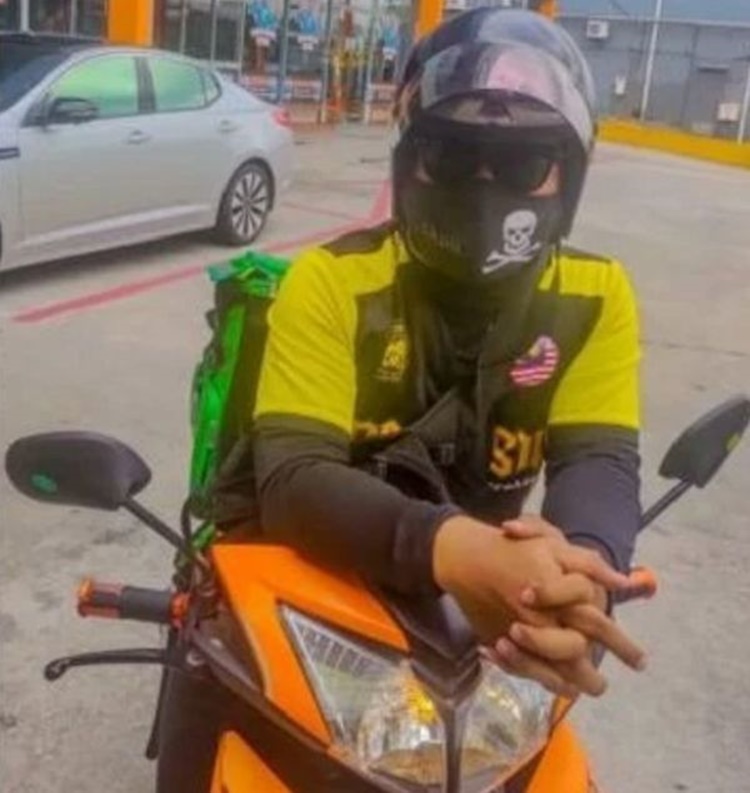 Grab Food Rider Gets Free Cake & Big Tip For His Service ...