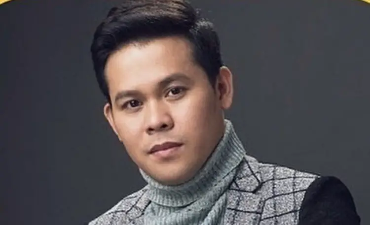 The 37-year old son of father (?) and mother Anecita Pomoy Marcelito Pomoy in 2022 photo. Marcelito Pomoy earned a  million dollar salary - leaving the net worth at  million in 2022