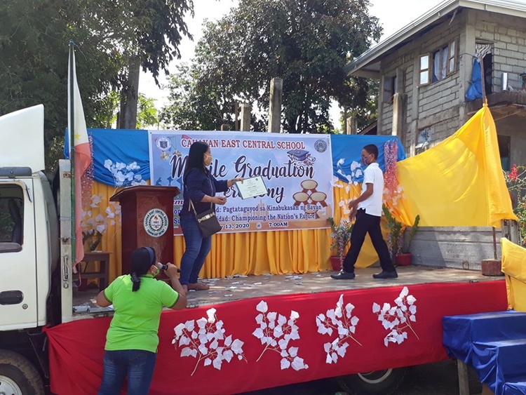 Isabela School Gives Mobile Graduation Ceremony to Students