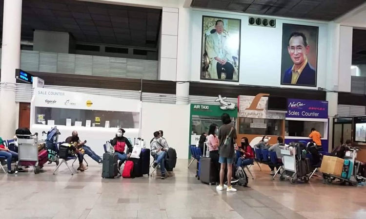 Filipinos In Bangkok Waiting Special Flight Back To Manila (Photos)