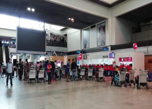 Filipinos In Bangkok Waiting Special Flight Back To Manila (Photos)