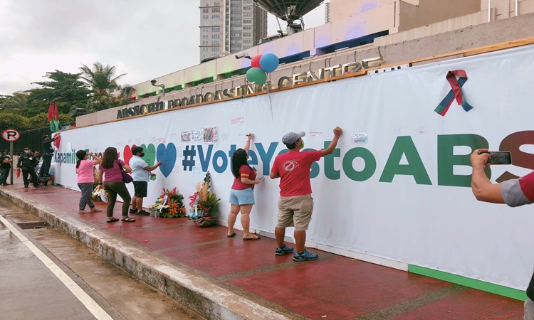 ABS-CBN-Freedom-wall-9