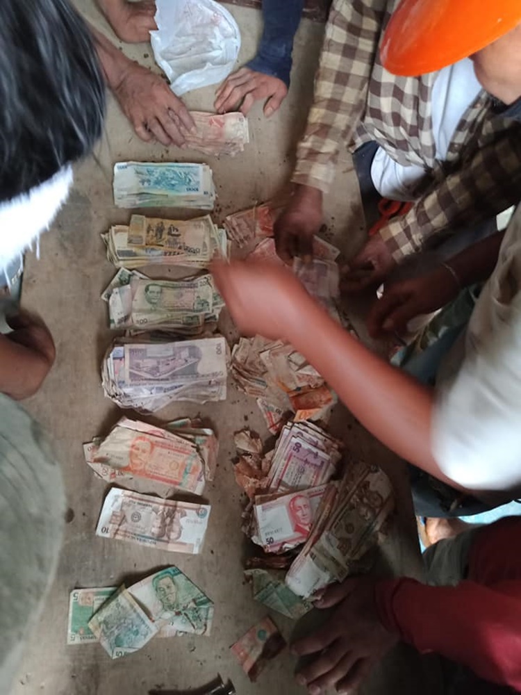 Residents Found Worth Thousands of Old Philippine Money in Tandag City