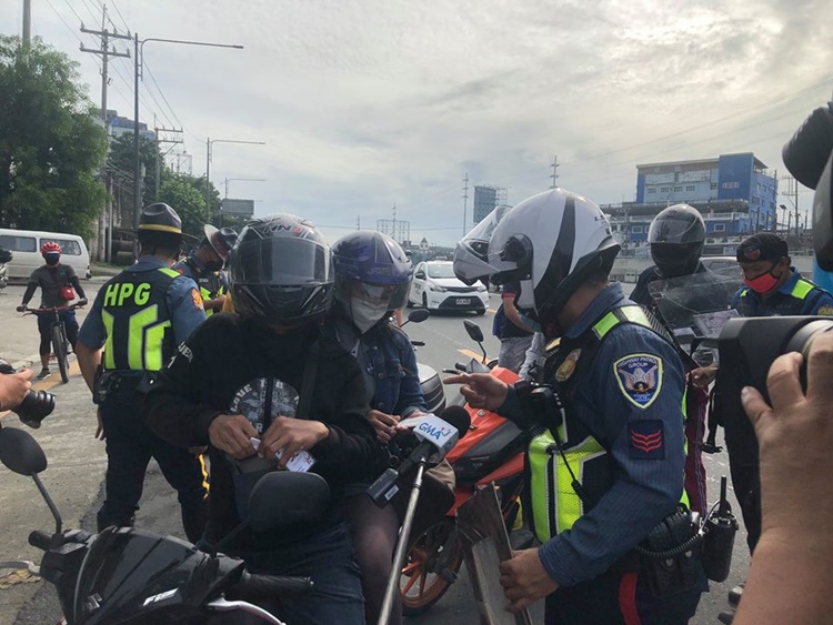 PNP-HPG Starts to Apprehend Motorcycle Riders w/ No Barriers