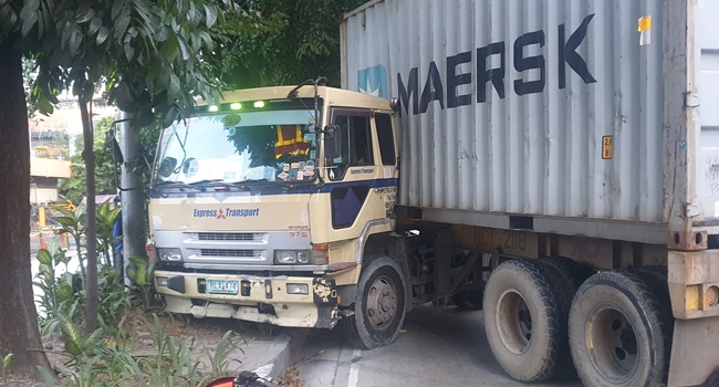 Truck Crashed On Center Island In Manila, 2 Motorcycle Riders Injured