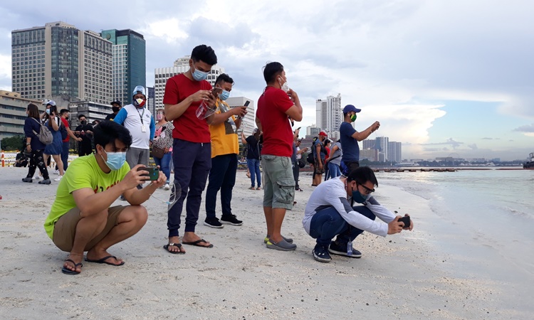 Dolomite Beach of Manila Bay Draws Crowds (Photos)