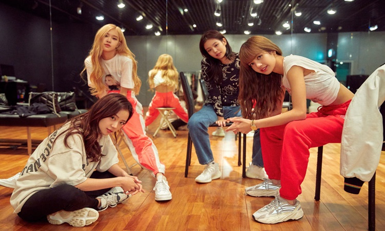 BLACKPINK-LIGHT-UP-THE-SKY-netflix