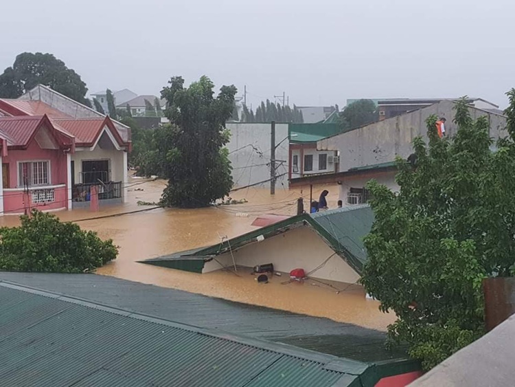 Marikina Residents Seek Help as Flood Water Rises Due To Typhoon Ulysses