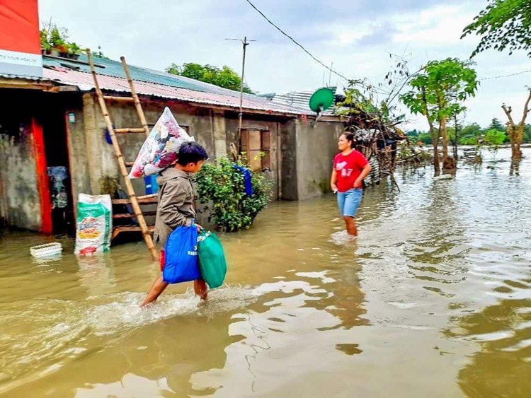 Tuguegarao Residents Evacuate After Nonstop Rains Cause Flooding