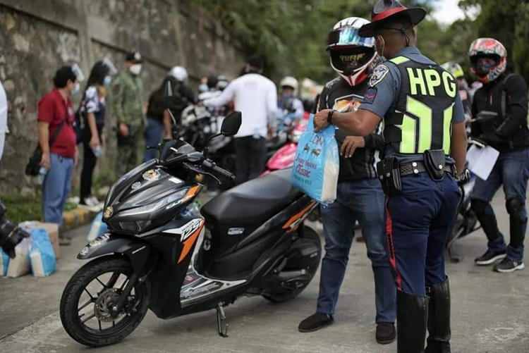 LTO-R7 Apprehends Hundreds of Motorists to Give Goods & Gifts