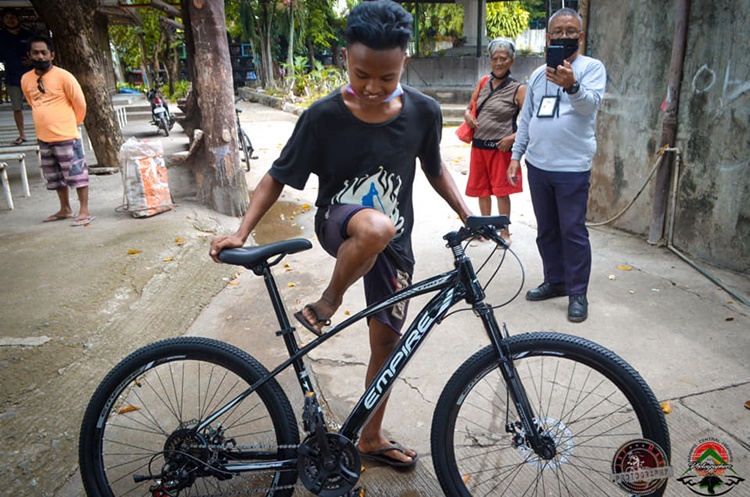 Viral Young Man Using Old Bike Receives Brand New Bicycle From Kind ...