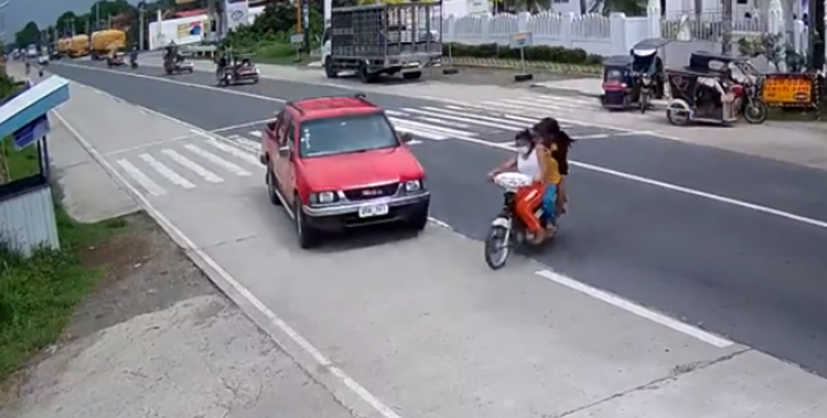 3 Mga Babae Na Lumabag Sa Trapiko W Walang Mga Helmet Na Nakakuha Ng Aksidente Sa Sasakyan Daily Philippines News