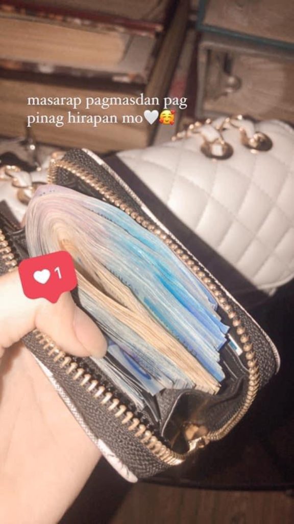 Lady Online Seller