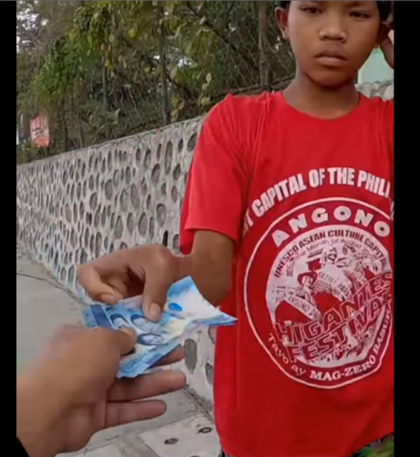 Kind-Hearted Vlogger Helps Young “Gabi” Vendors & Give Them Cash