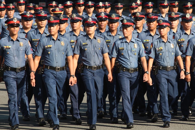 Manila Policeman Helps Pregnant Woman to Give Birth