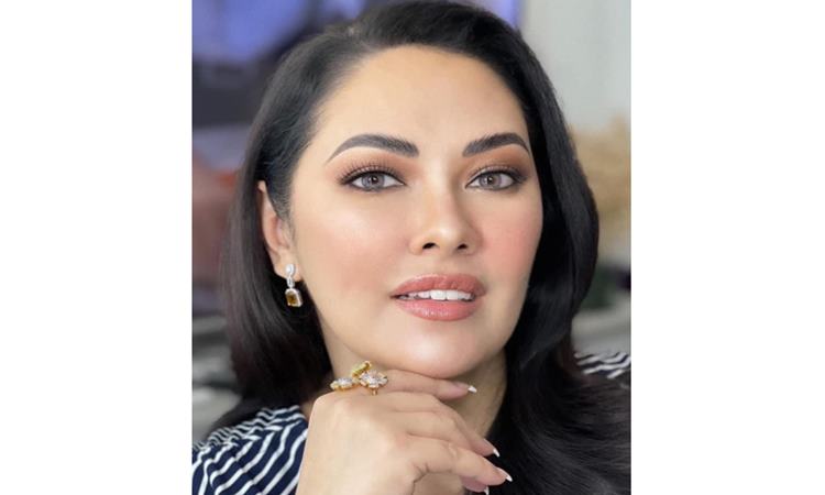 Ruffa Gutierrez Wins Hearts By Happily Posing W/ Lorin, Venice At Airport