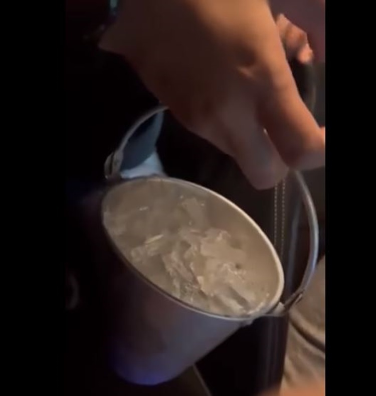 Naughty Customers Asked Free Ice from Fast-Food Chain (Video)