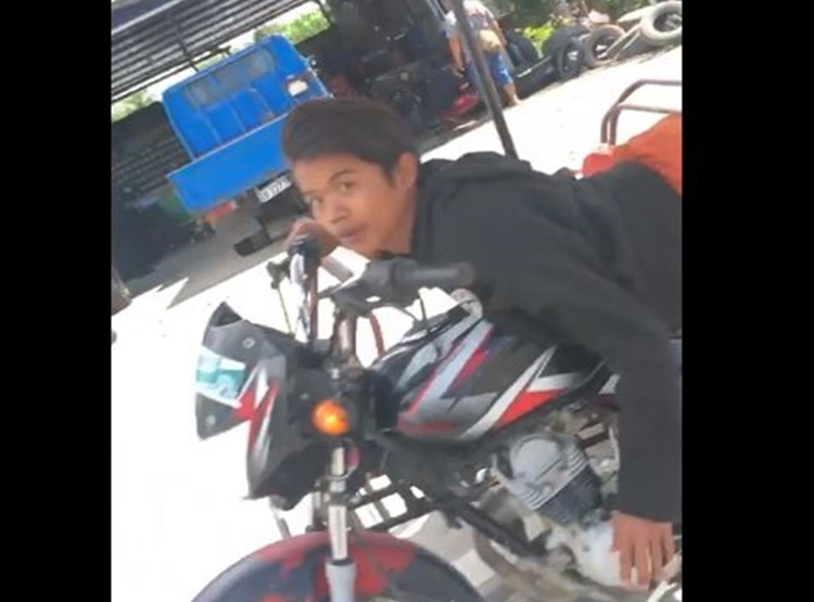 Motorcycle Rider Goes Viral for Flexing Riding Skill in Public Road