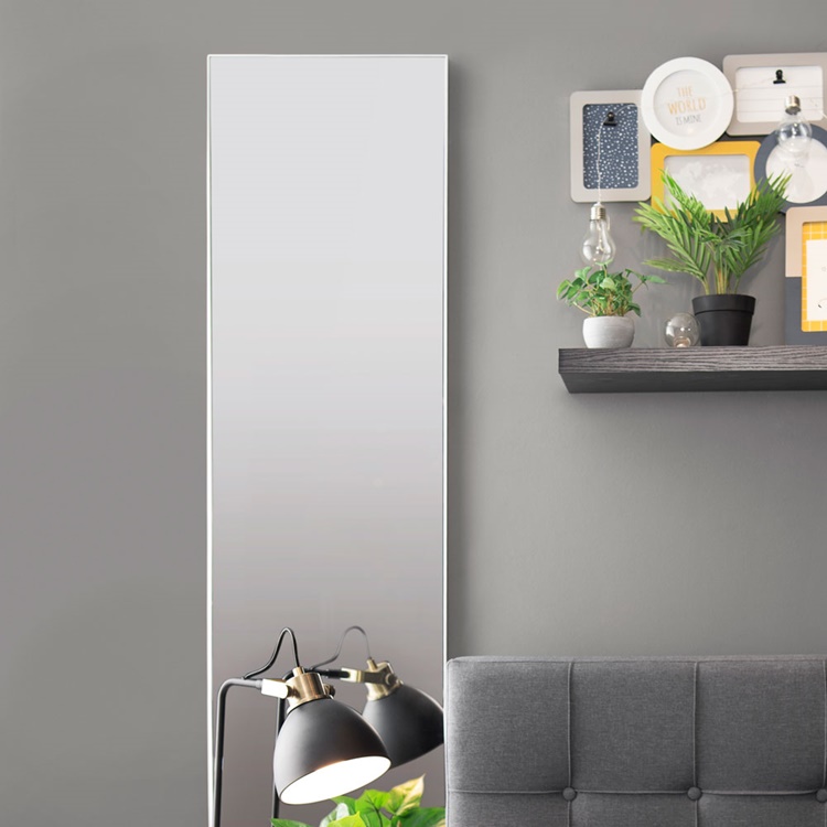 Lady Netizen Seeks Help on How to Remove Adhesive Marks From Wall Mirror