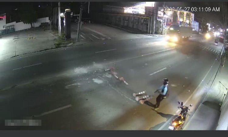 Diligent Angkas Rider Clears Scattered Bollards Along the Road