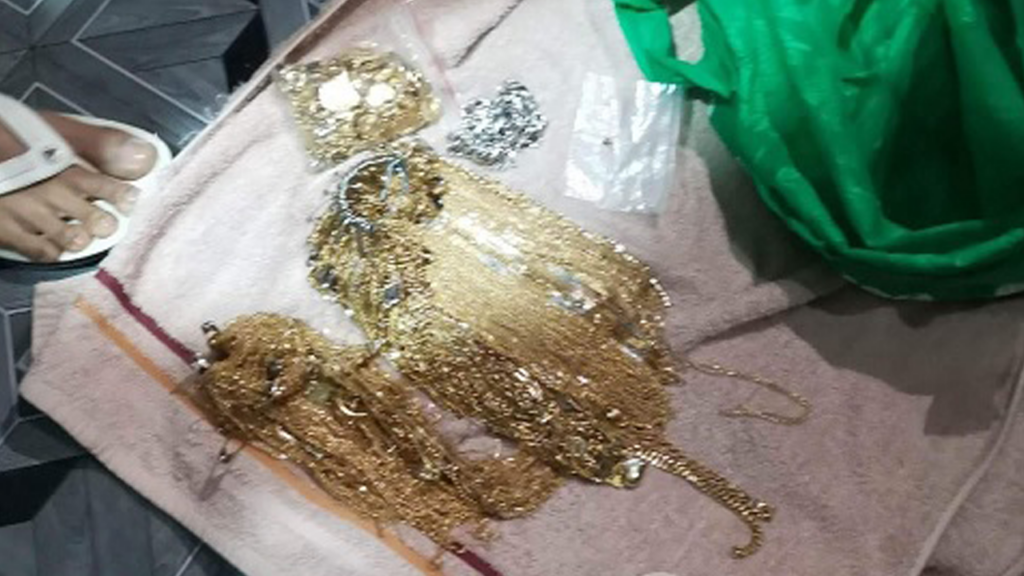 Holdupper Saleslady Inside Job