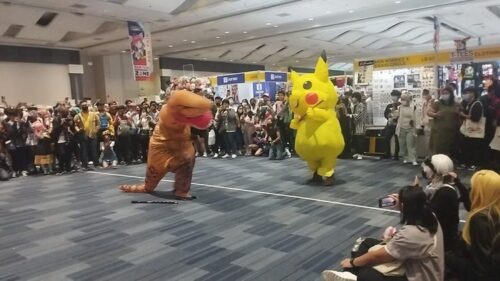 Hilarious Cosplay Battle