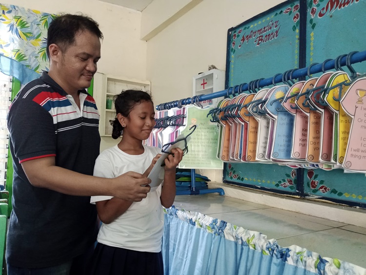 Elementary Teacher Goes Viral Over Innovative 'Reading Apparel'| PhilNews