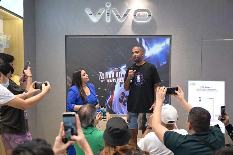 Rip Hamilton with host Nikki Viola