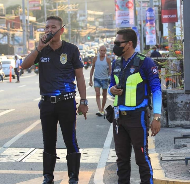 Traffic Enforcer in Antipolo City Graduates from College | PhilNews