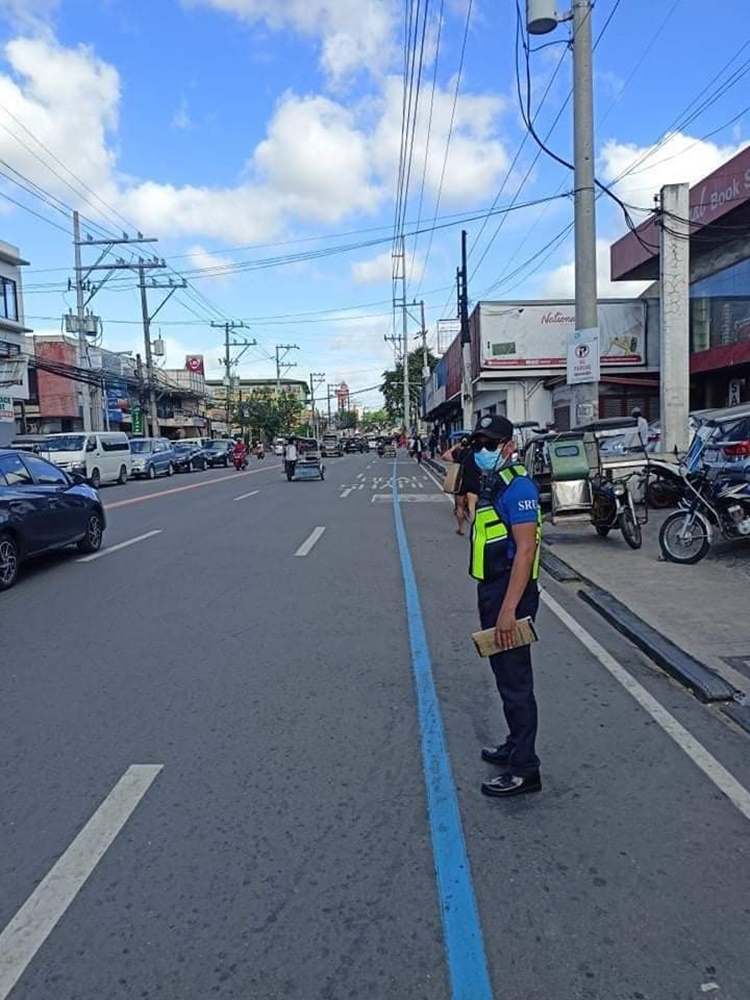 Traffic Enforcer in Antipolo City Graduates from College | PhilNews