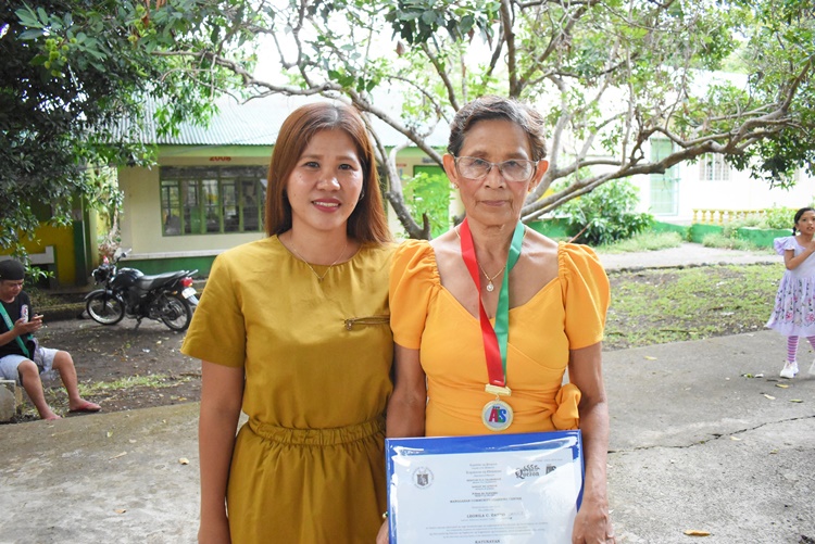 71-Year-Old Grandma From Dolores, Quezon Graduates From Elementary ...