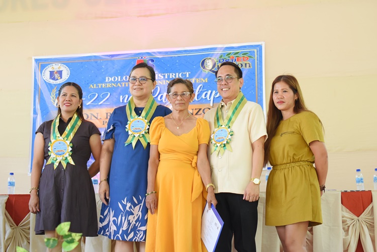 71-Year-Old Grandma From Dolores, Quezon Graduates From Elementary ...