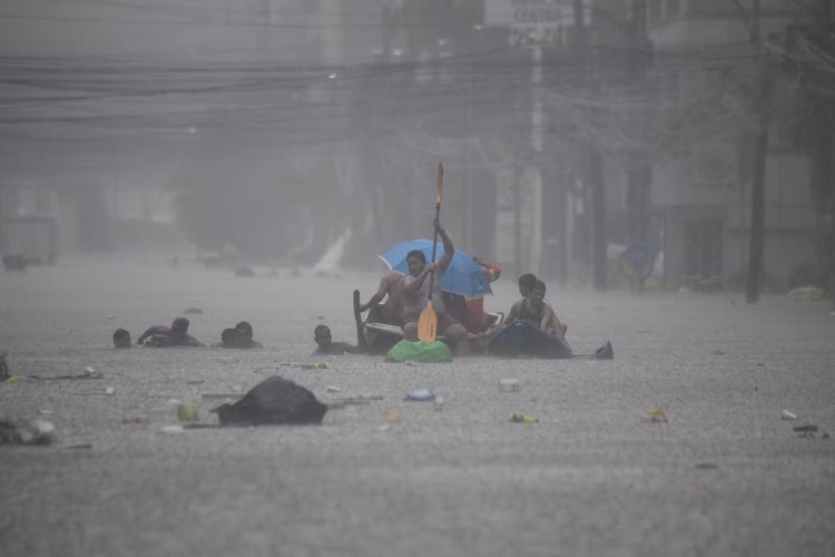 Gerald Anderson Rescues Stranded Family Due To Heavy Flooding | PhilNews