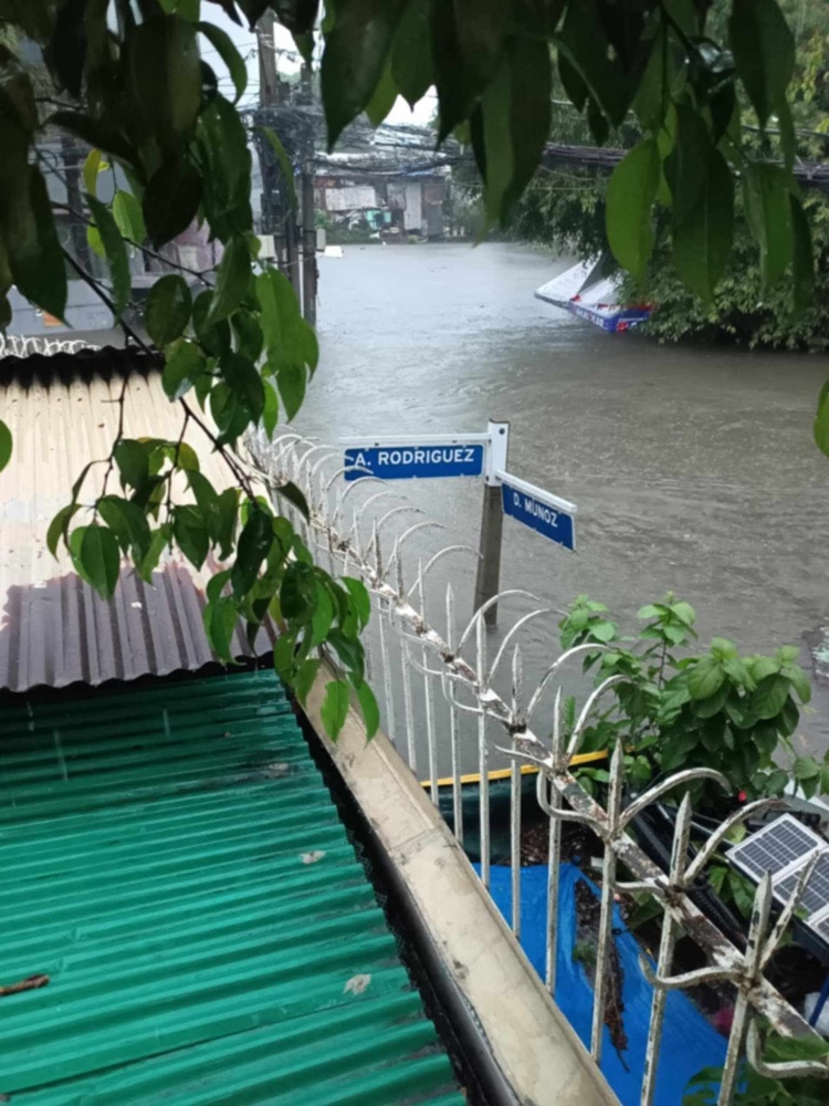 New Mother Stranded on Roof Due to Severe Flooding in Quezon City| PhilNews