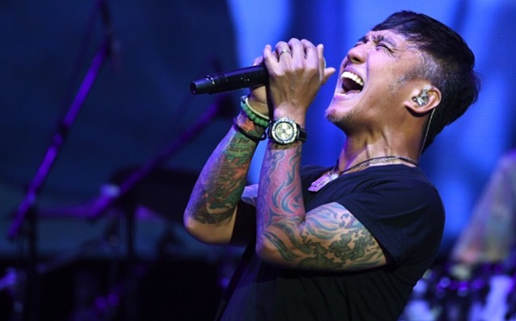 Arnel Pineda: Journey Drummer Deen Castronovo Defends Pinoy Singer Against Bashers