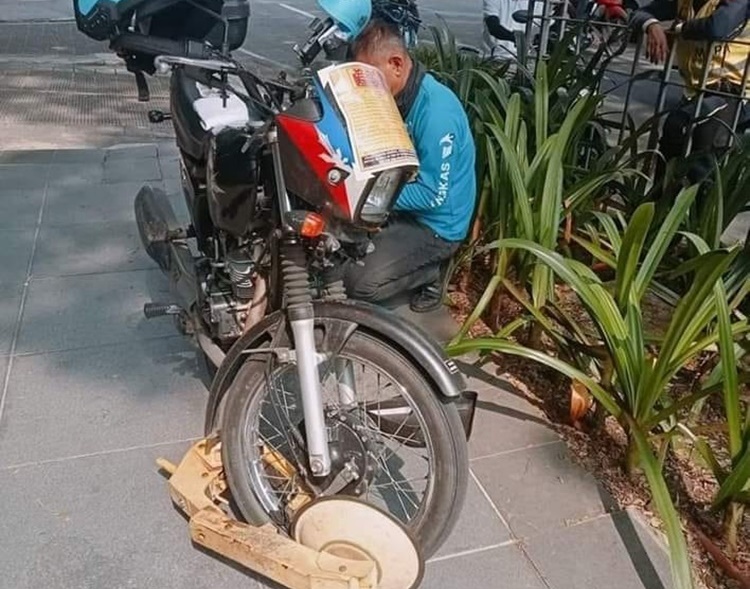 Motorcycle-Taxi Rider Receives Ticket From Enforcer Instead of Help ...