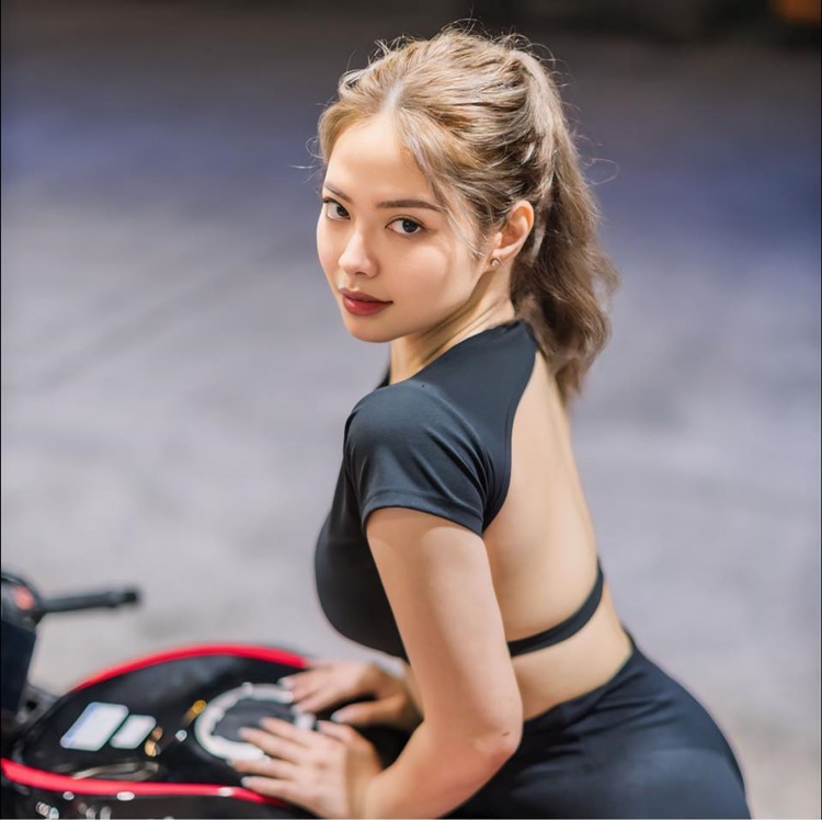 Female Motovlogger Yanna
