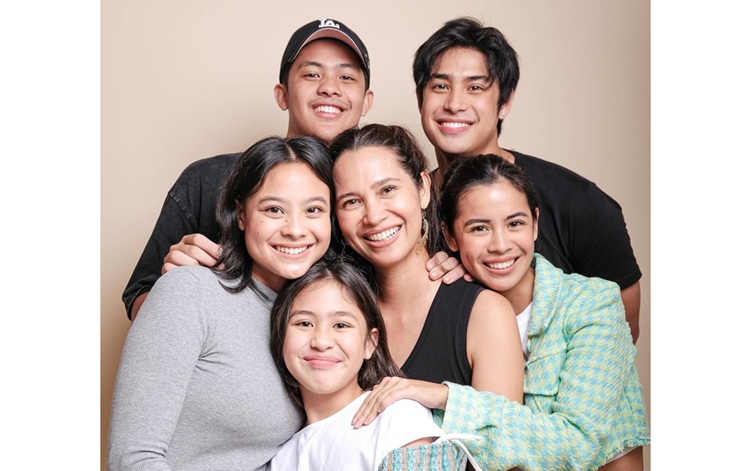 Donny Pangilinan, mom & siblings