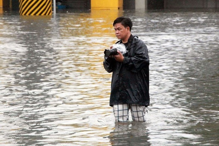 Photojournalist Itoh son, Translacion