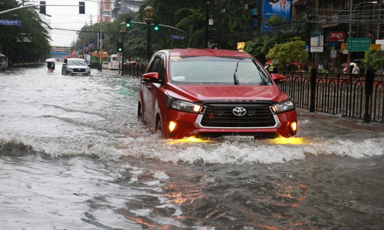 Car, Flood
